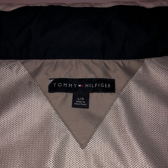 Large Tommy Hilfiger windbreaker with roll up hood - Picture 3 of 8